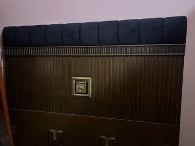 Bed set with velvet back