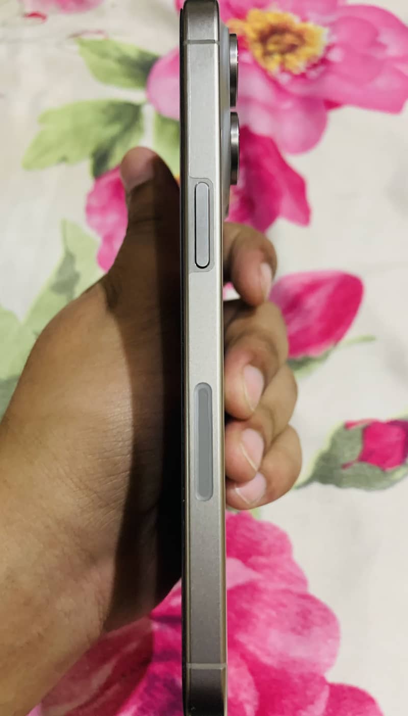 Apple iPhone 15 Pro Max 4