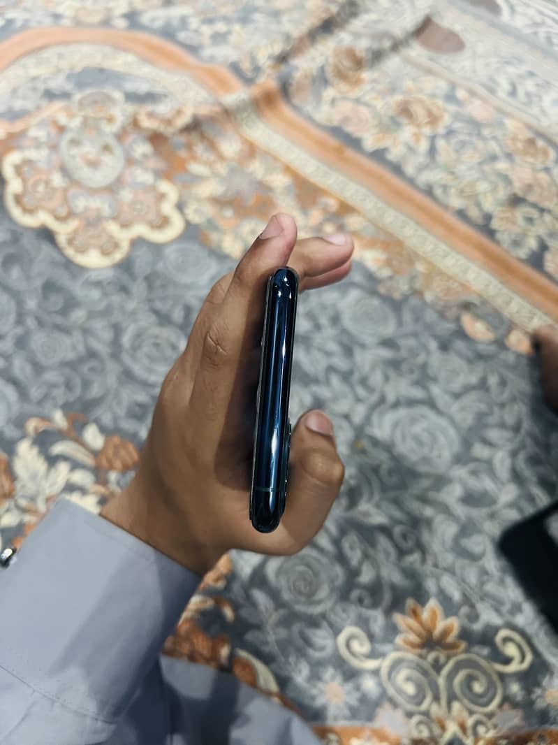 Apple iPhone 11 Pro Max 4
