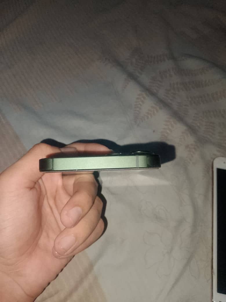 Apple iPhone 13 1