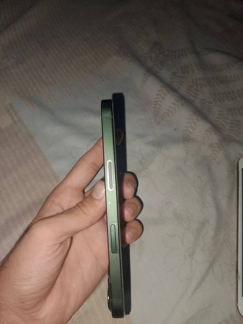 Apple iPhone 13 2