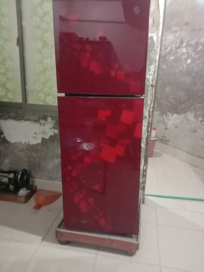 selling medium size fridge