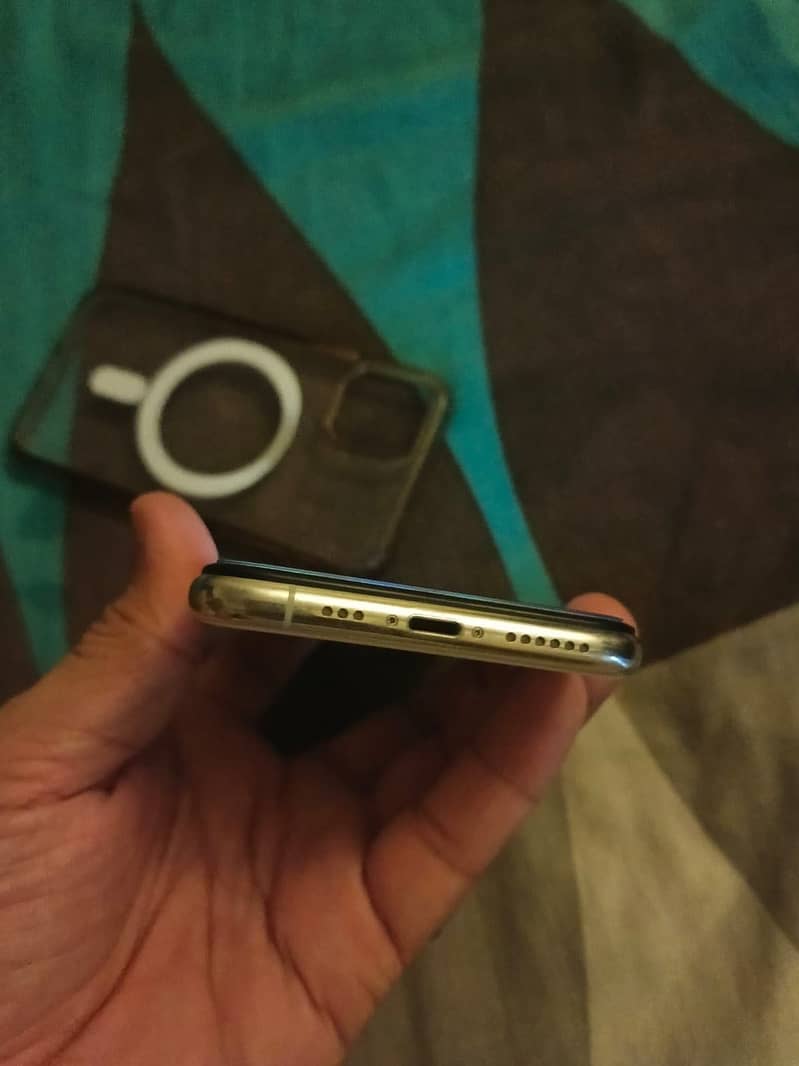 Apple iPhone 11 Pro 4