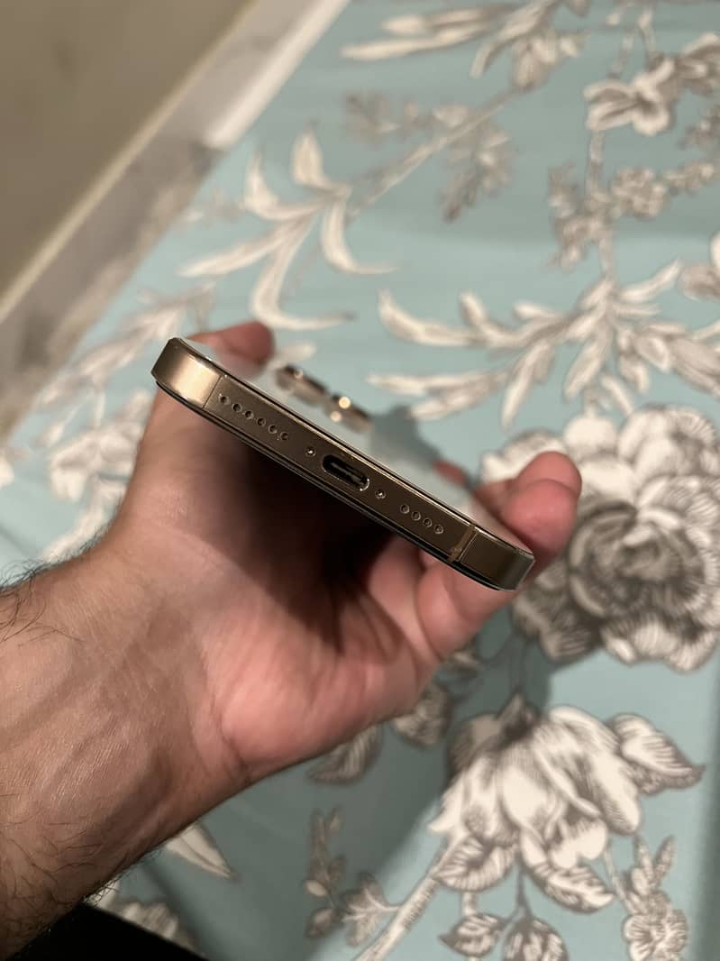Apple iPhone 16 Pro Max 4