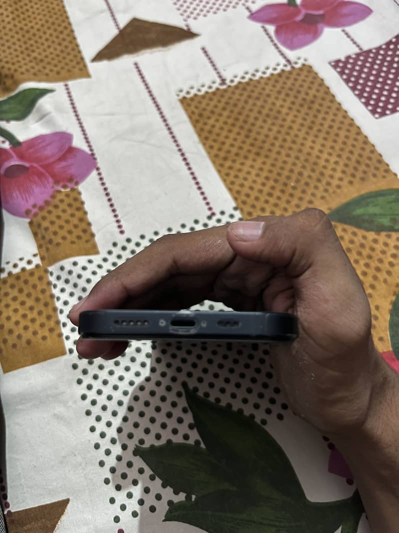 Apple iPhone 13 5
