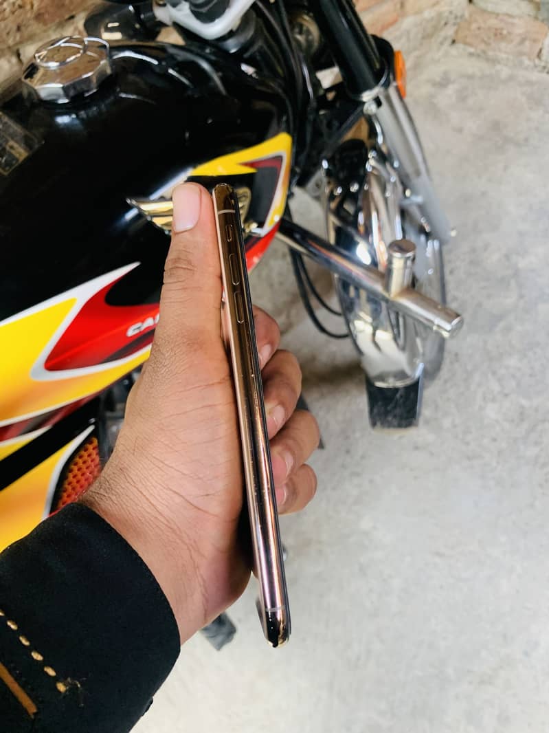 Apple iPhone XS Max 3