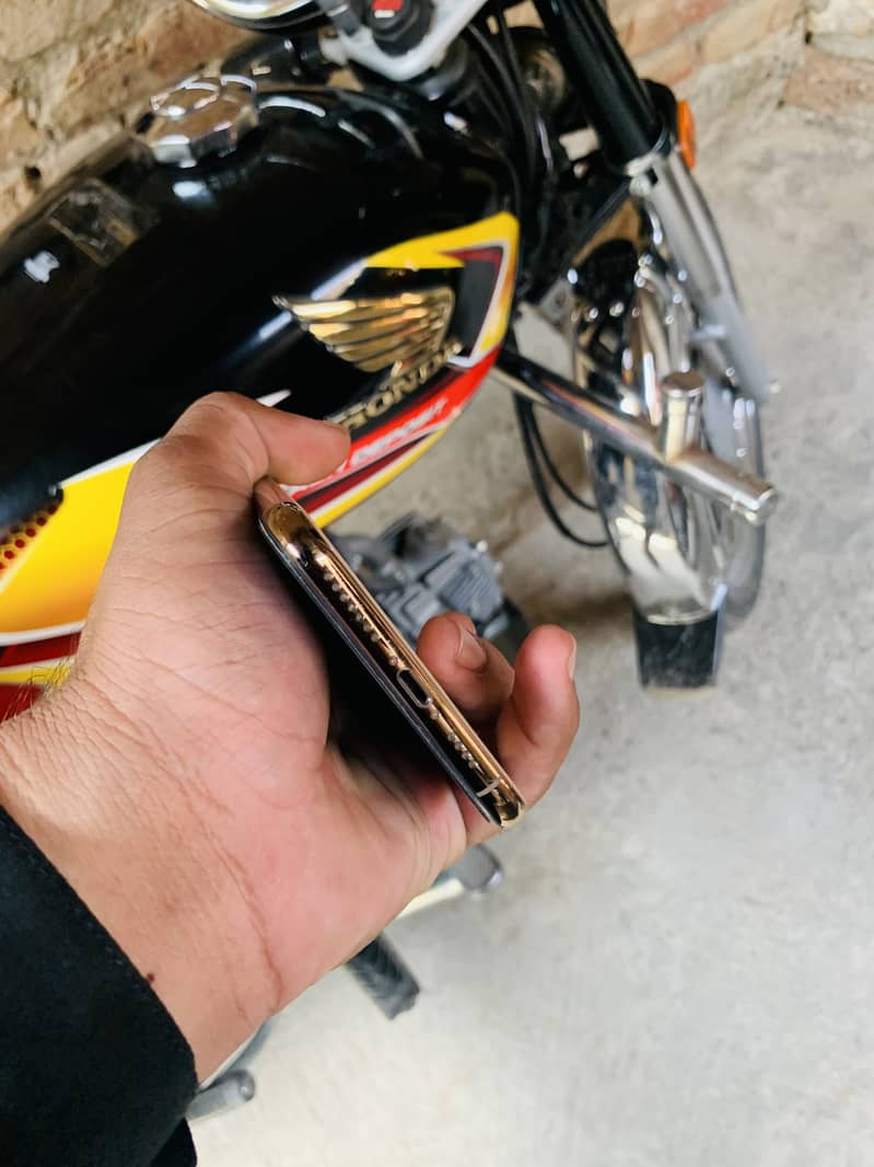 Apple iPhone XS Max 7