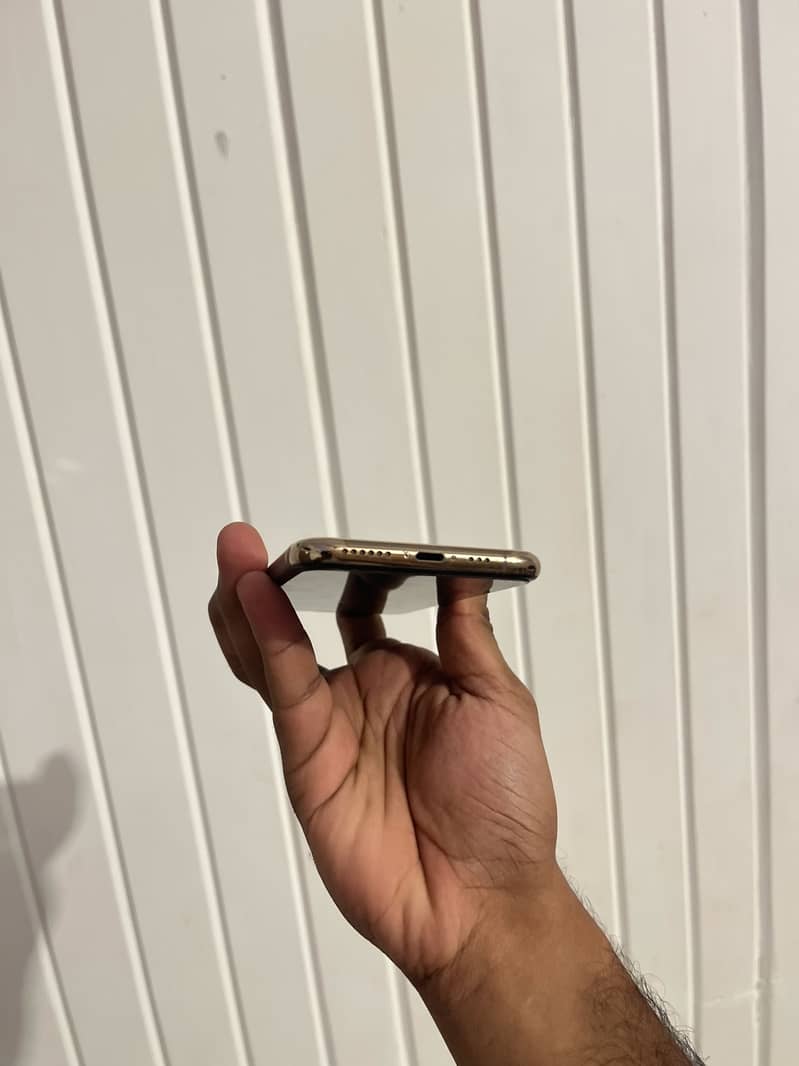 Apple iPhone XS 4