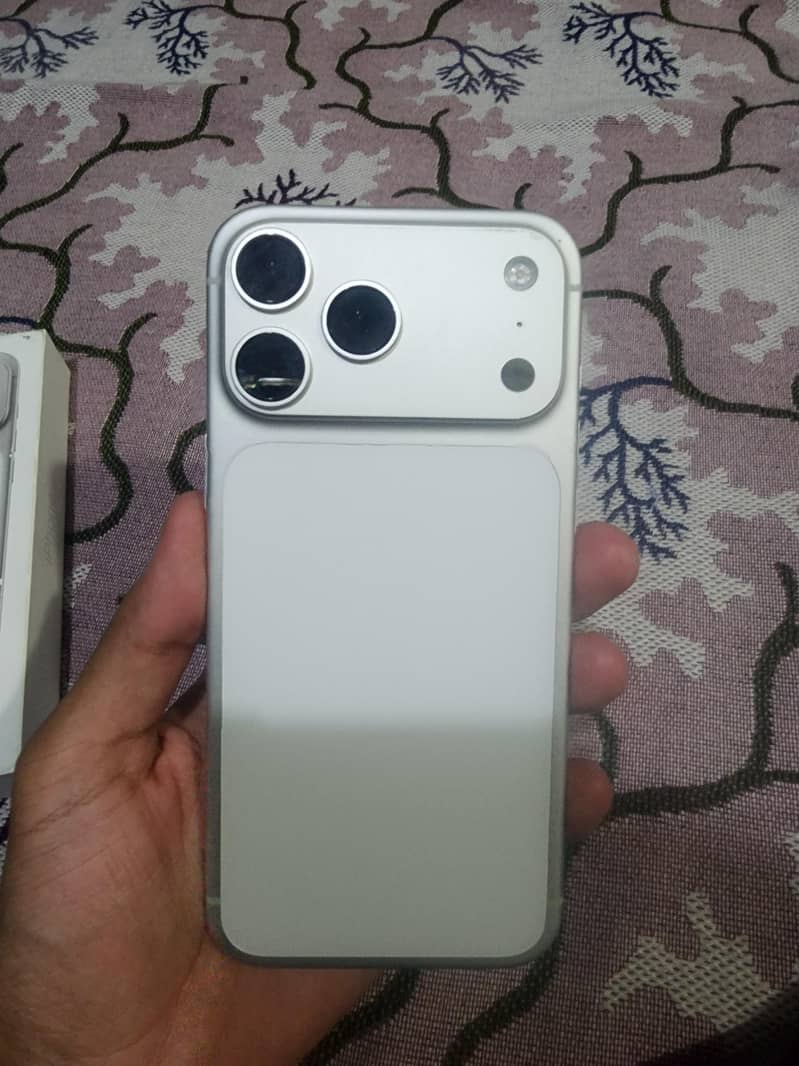 Apple iPhone 17 Pro Max 1
