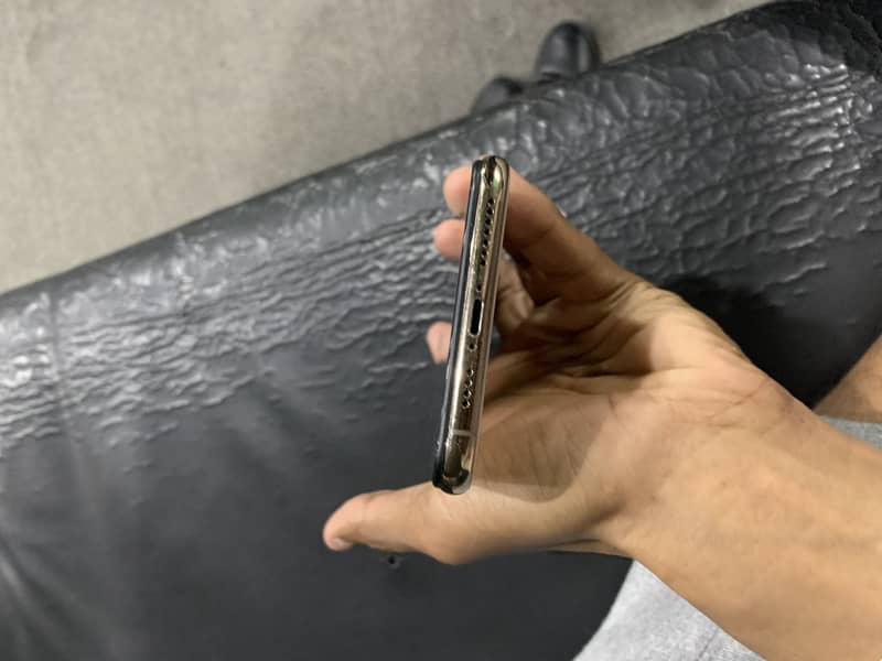 Apple iPhone XS Max 3