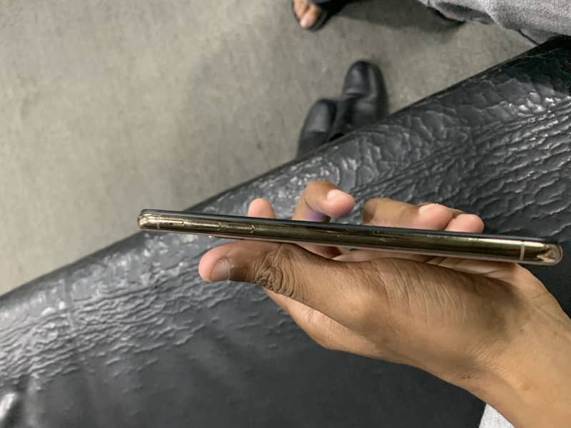 Apple iPhone XS Max 5