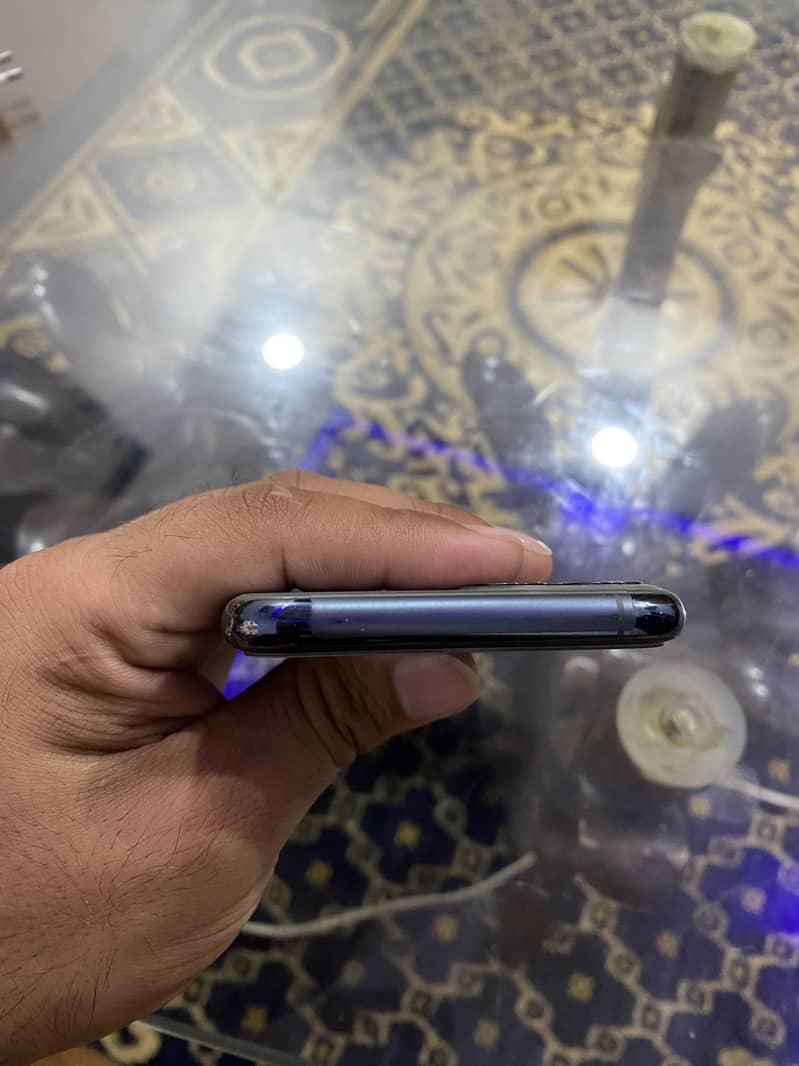 Apple iPhone 11 Pro 4