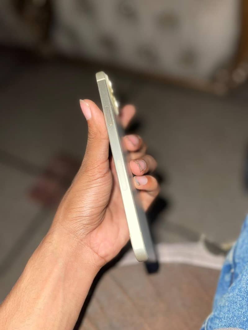 iPhone 15 plus 4