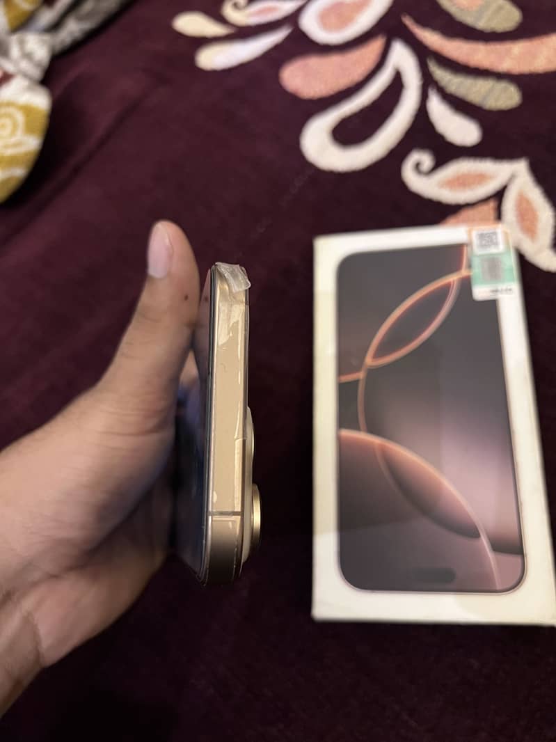 Apple iPhone 16 Pro Max 2