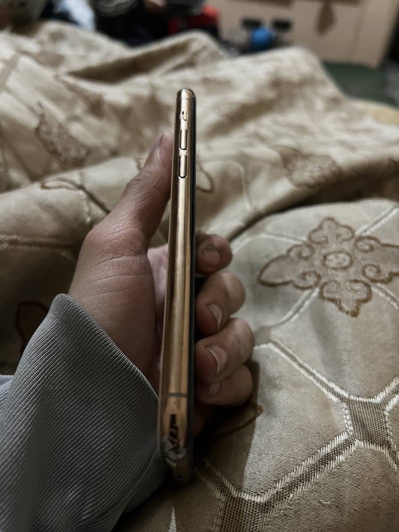 Apple iPhone 11 Pro 4