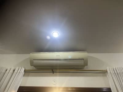 selling old samsung inverter ac with different outer.