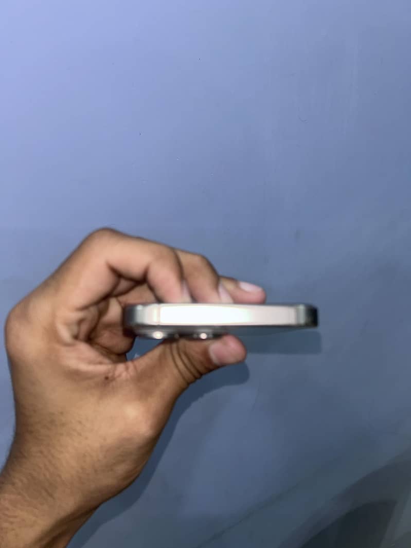 Apple iPhone 15 Pro Max 4