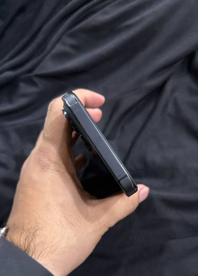 Apple iPhone 16 Pro Max 1