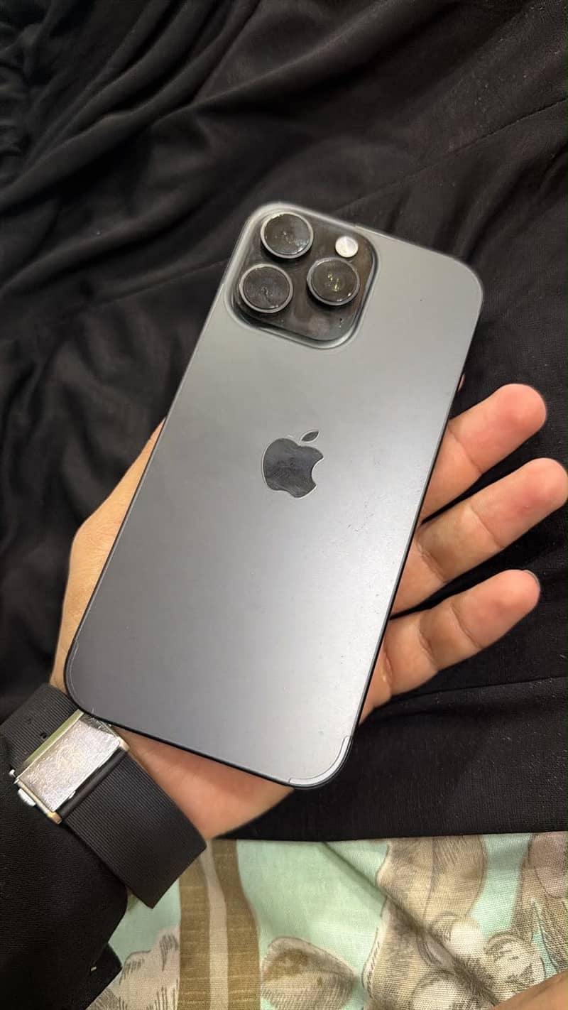 Apple iPhone 16 Pro Max 3