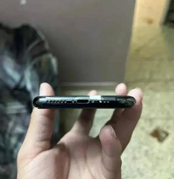Apple iPhone XS 4