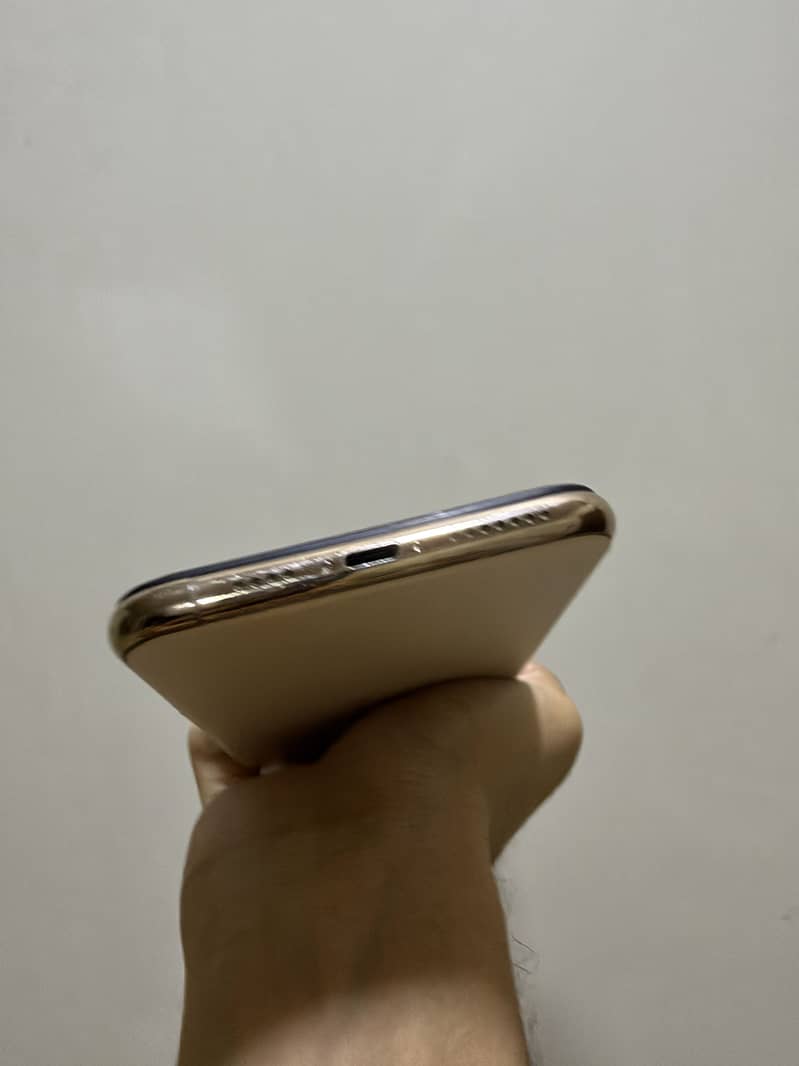 Apple iPhone 11 Pro Max 4
