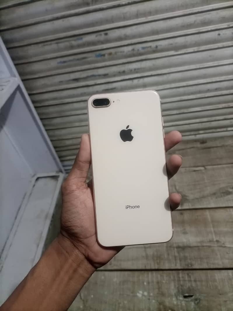 iPhone 8 Plus 1