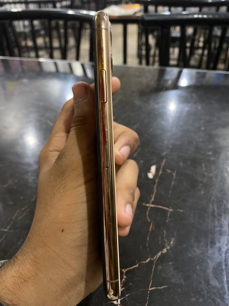 Apple iPhone 11 Pro Max 2