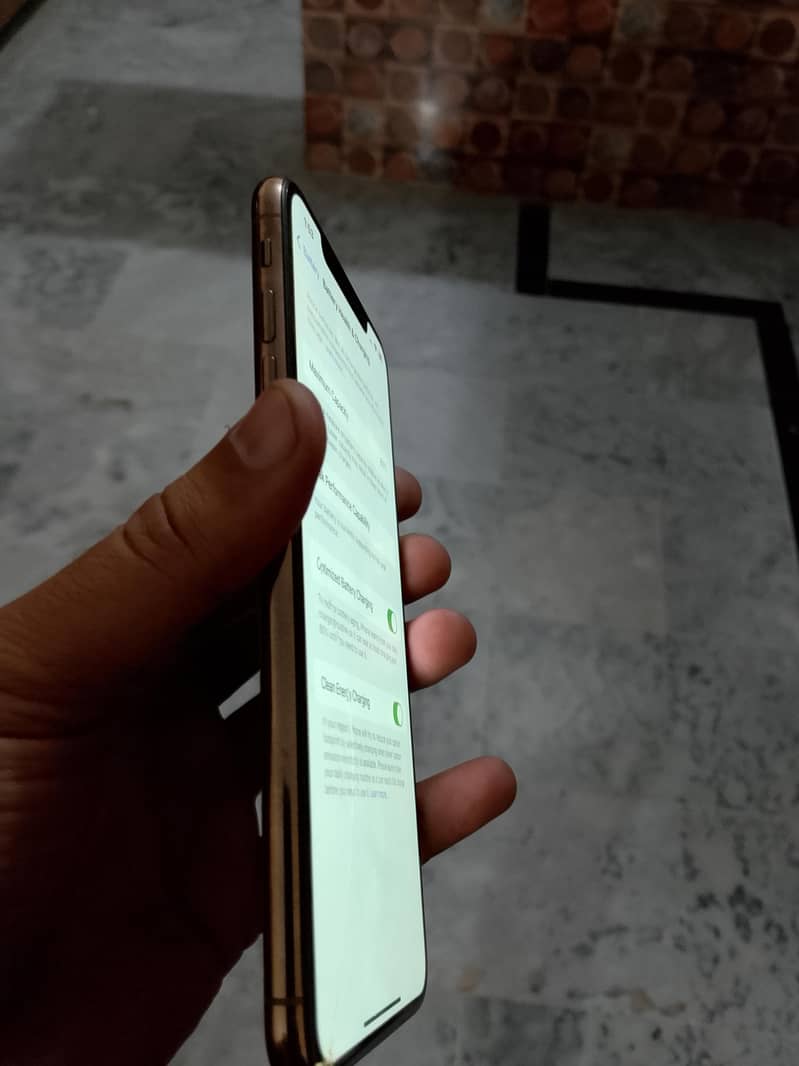 Apple iPhone XS Max 3