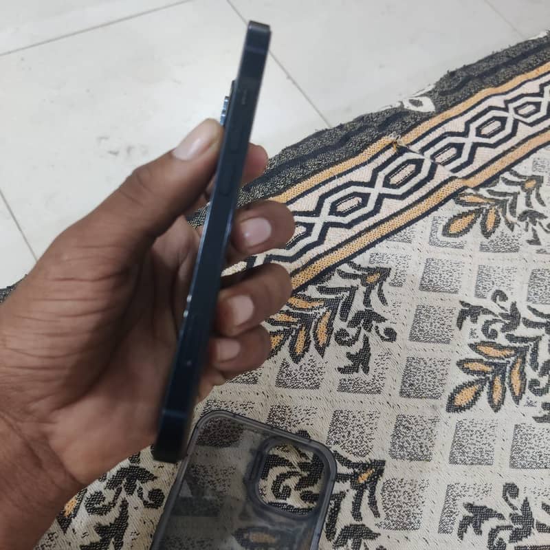 Apple iPhone 13 2