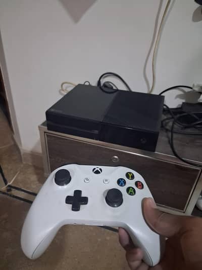 xbox one offline with box 356gb and 6 games with white controller
