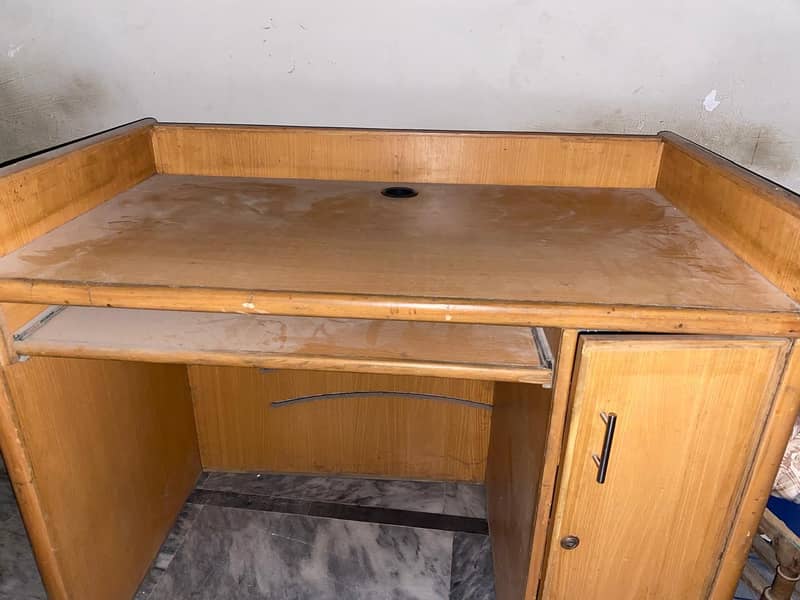Strong Computer/Stud Table 9/10 Condition 0