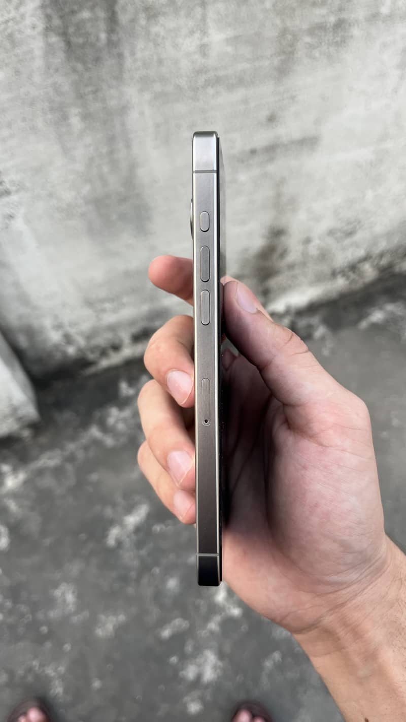 Apple iPhone 15 Pro Max 4