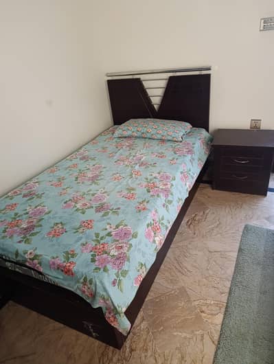 2 single beds with side table