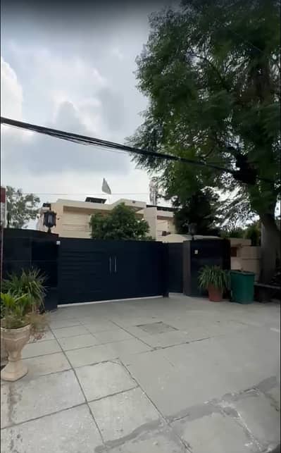4.5 Kanal House With Direct Main Road Approach For Sale In J Block, Model Town Lahore