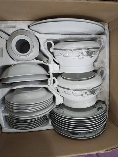 BONE CHINA DINNER SET FOR SALE