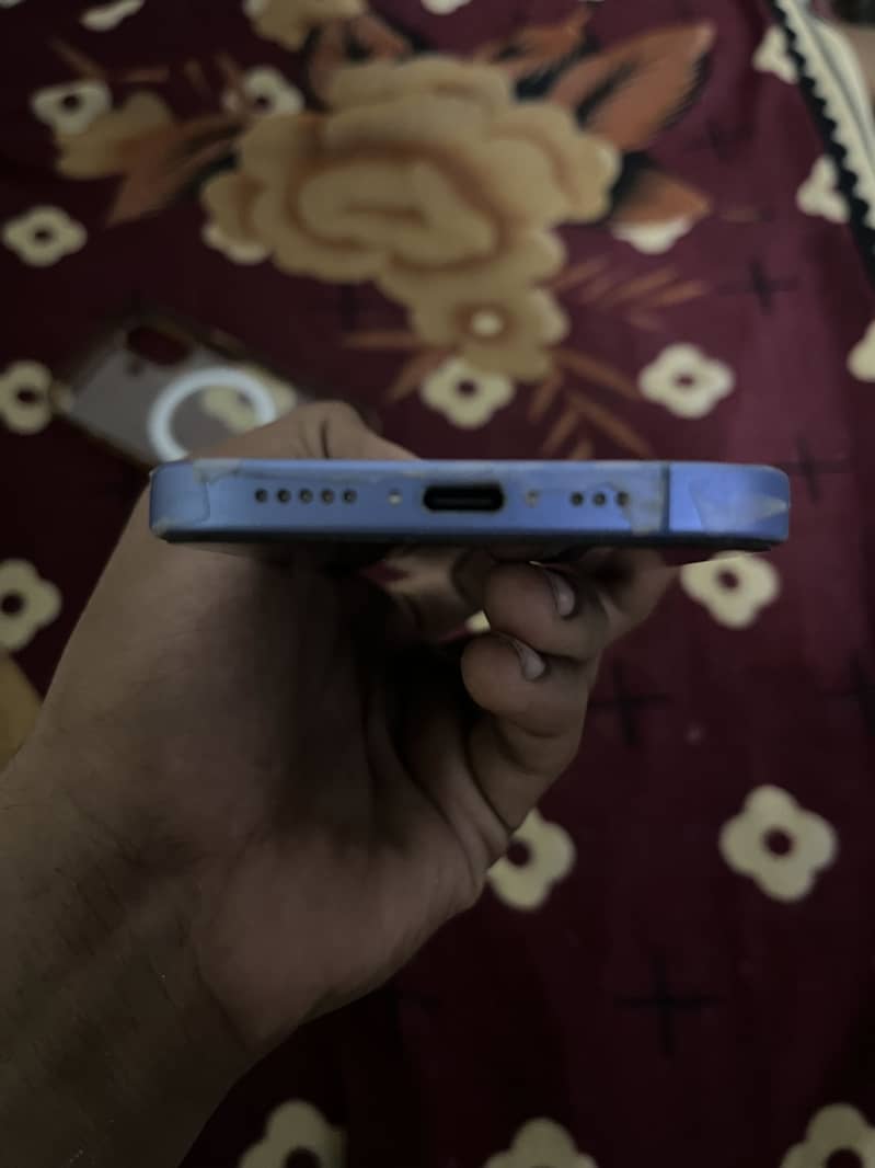 Apple iPhone 16 4