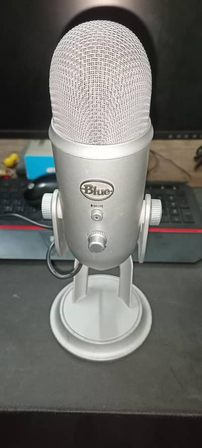 Blue Yeti USB Microphone (Silver) with Desktop Stand