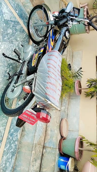 Honda 125 applied for . . for sale h black colour
