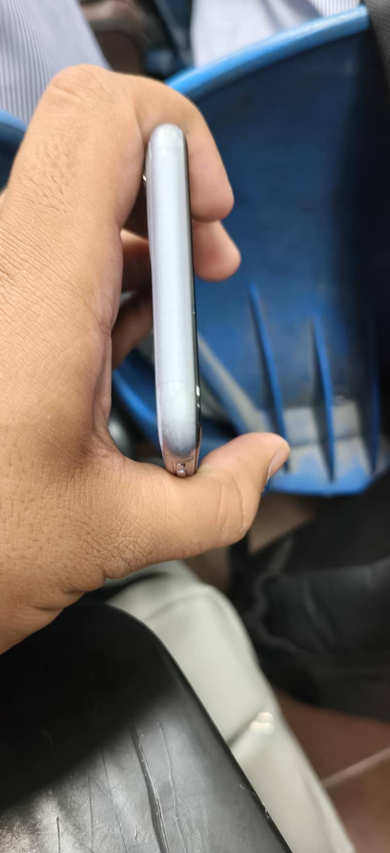 Apple iPhone 11 3