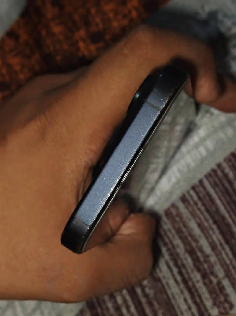 Apple iPhone 15 Pro 4