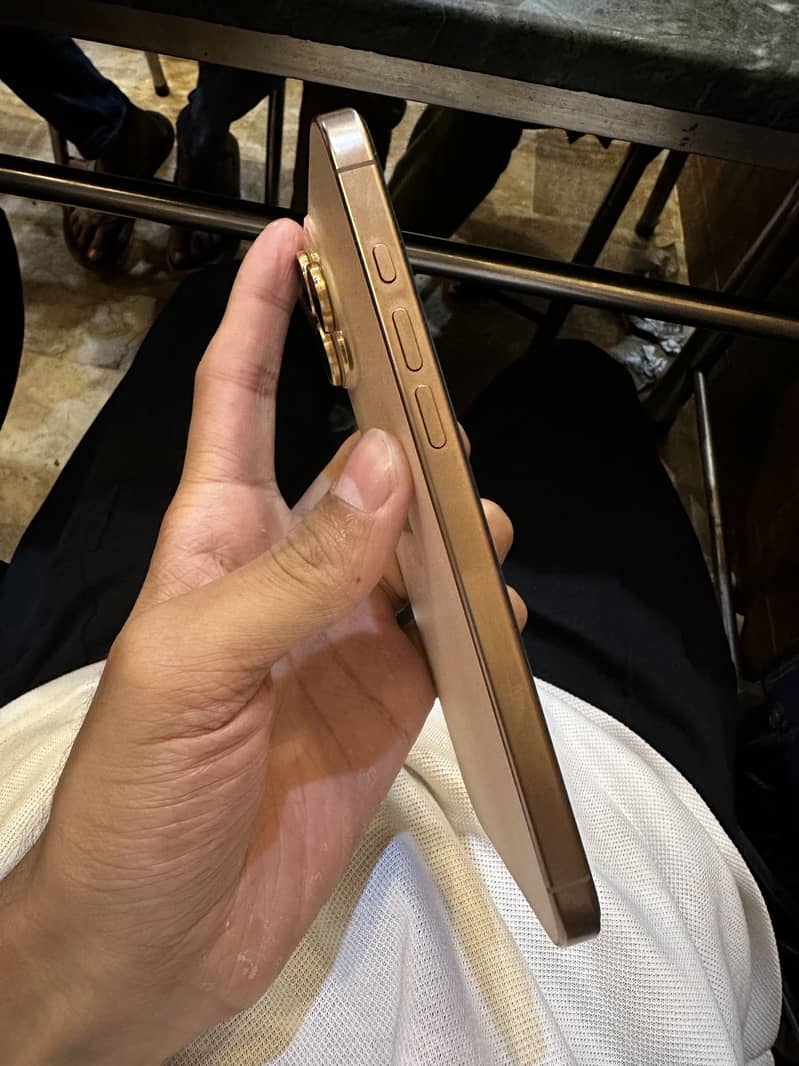Apple iPhone 16 Pro Max 6