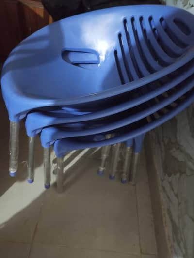 plastic chairs 10,000
