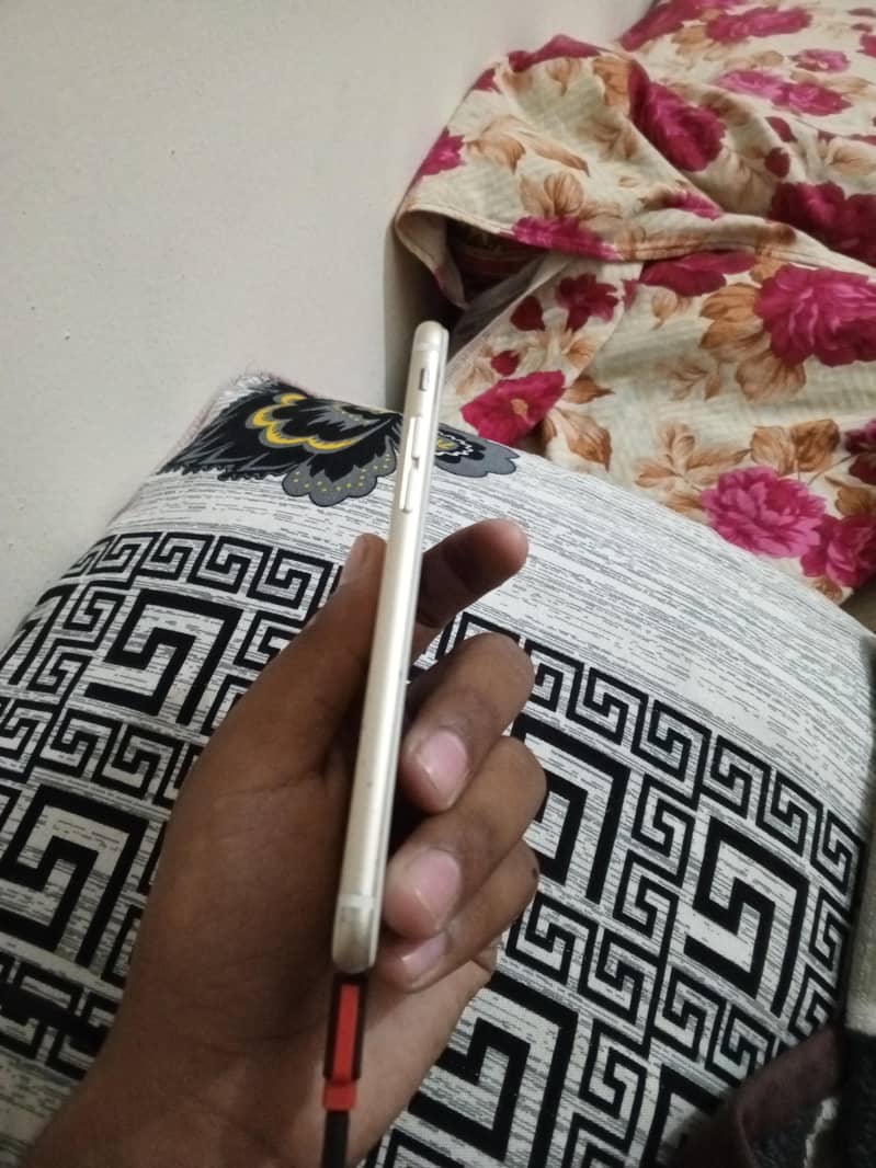 Apple iPhone 6S 4
