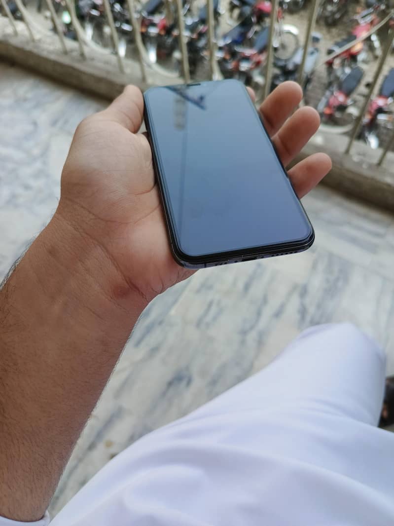Apple iPhone Xs 1