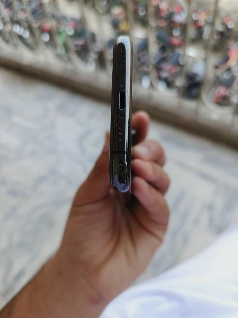 Apple iPhone Xs 2