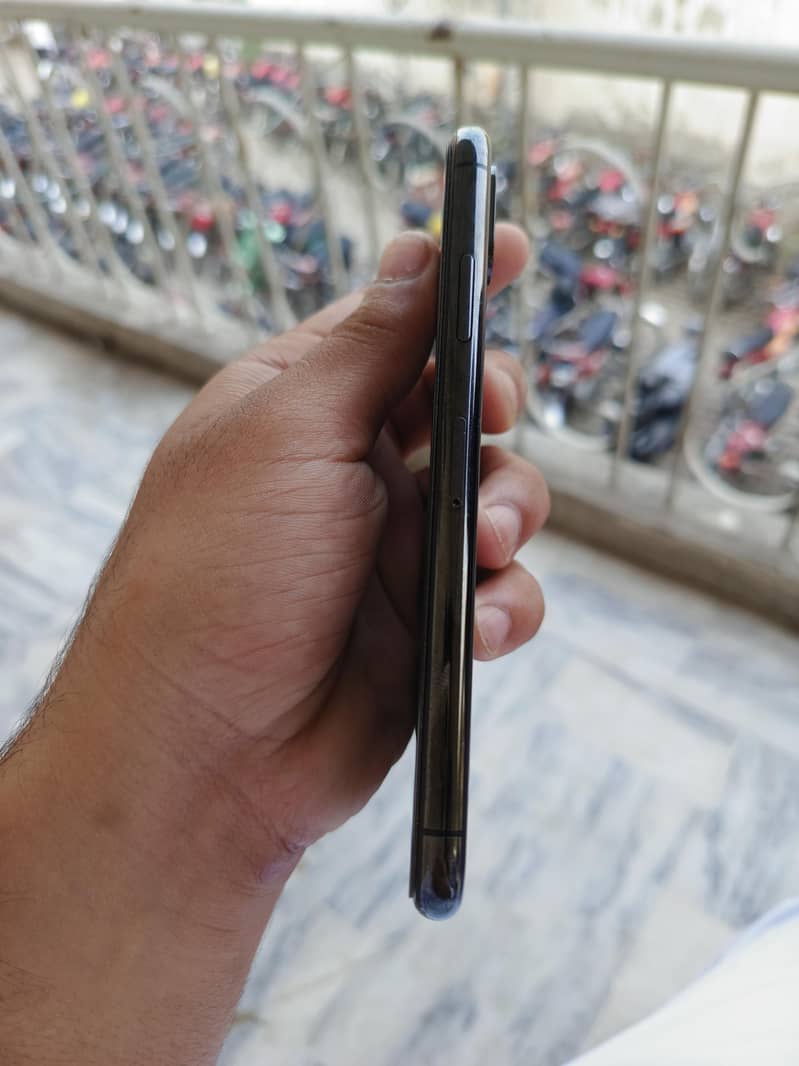 Apple iPhone Xs 4