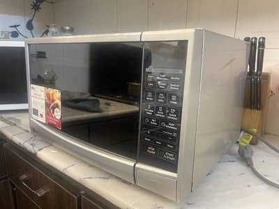 LG Microwave Oven with Grill In Good Condition