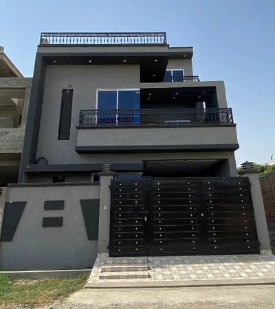 Tripple Storey 5 Marla House For rent In Nawab City Multan