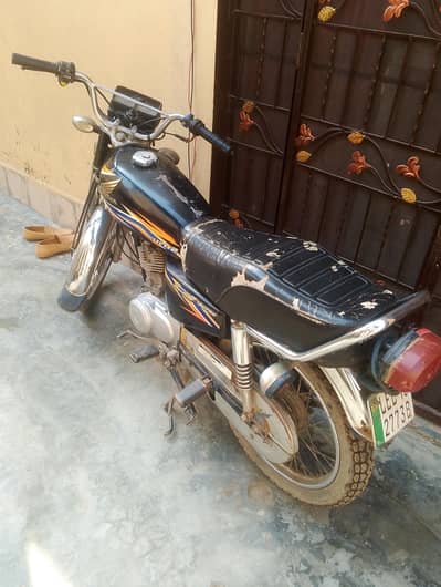 Honda 125 Lahore Pakistan ka 5 6 month Sy use nhi ho rha saf halat ha