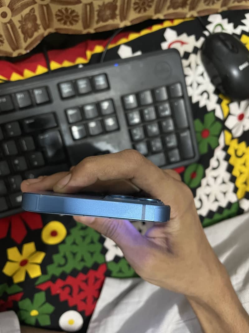 Apple iPhone 13 6